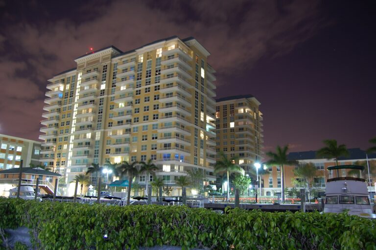 Torres residenciales de Marina Village sobre el puerto deportivo de Boynton Beach
