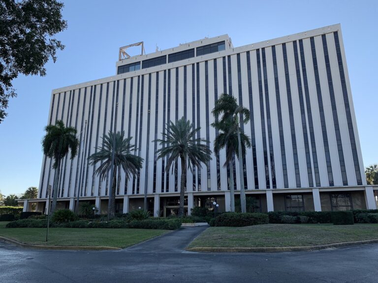 Edificio de oficinas Financial Plaza en Coral Springs, con palmeras