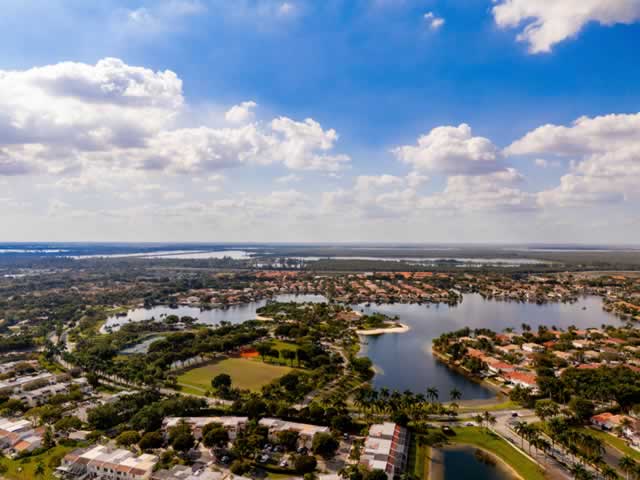 Vista aérea de Doral, Florida — zona de trabajo de Santana Sales Group