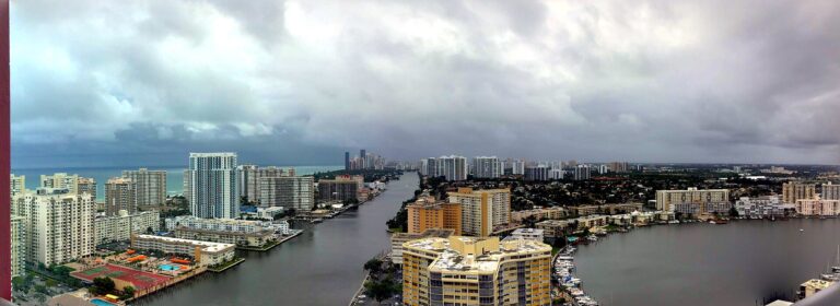 Vista aérea del intracostero de Hallandale Beach, con las torres residenciales y los canales de Golden Isles