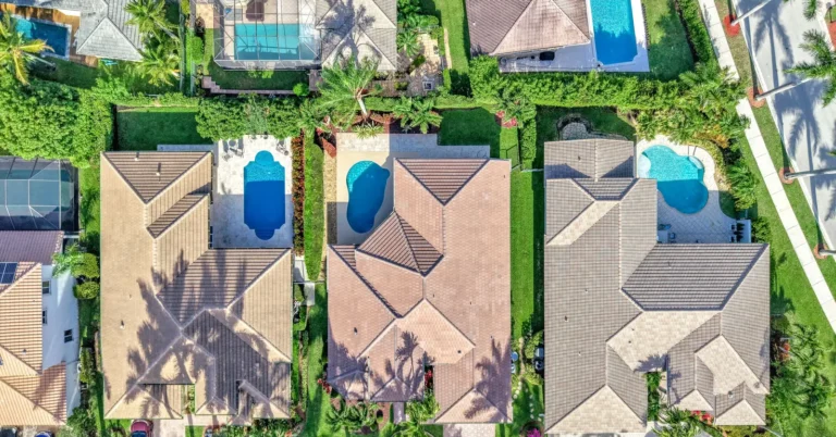 Casas con tejado de teja, jardines y piscinas en un vecindario residencial de Miramar, Florida